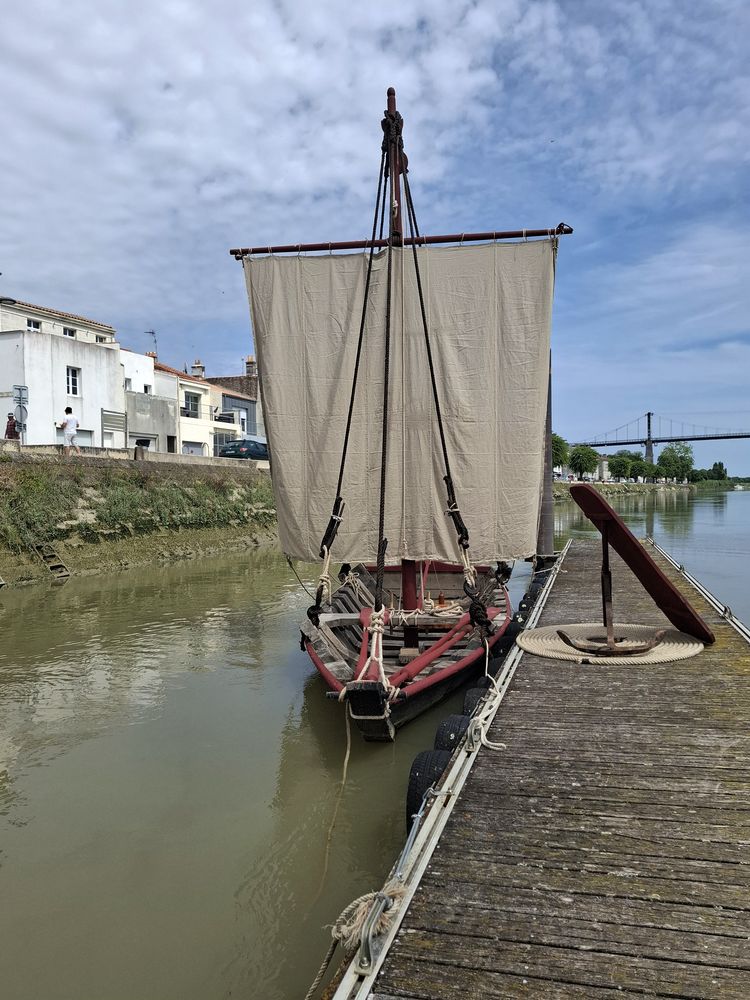 La Mona armée pour le baptême le 14 juillet 2024 lors de la fête du fleuve à Tonnay-Charente.
