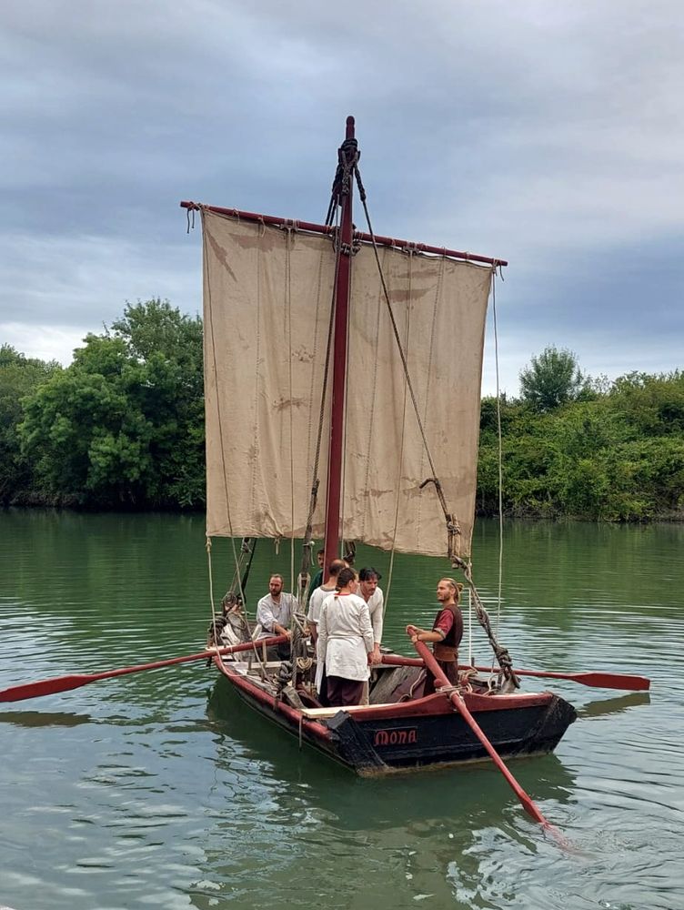 Navigation sous voile et avirons de nage et de gouverne.