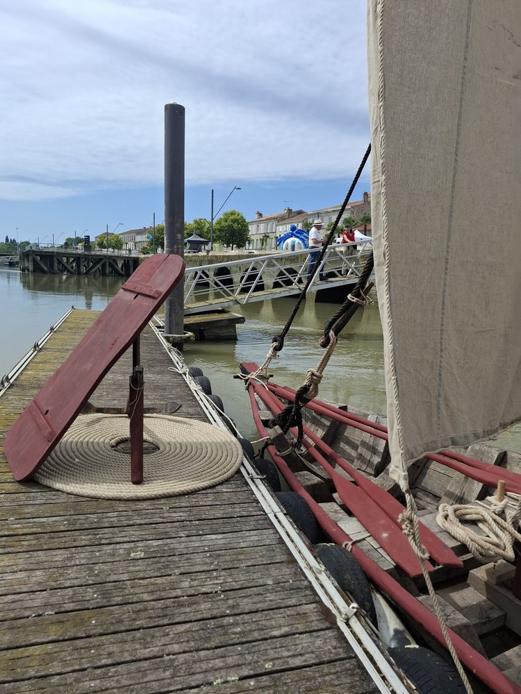 La mona avec ses couleurs le jour de son baptême. La peinture à la farine a été appliquée sur la mâture, la lisse et l'ensemble de l'armement.