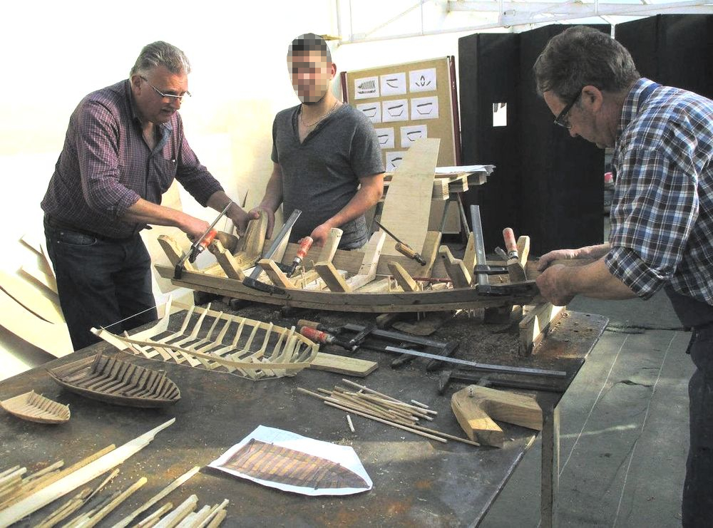 Toutes les étapes menant à la fabriquation de la maquette du fac-similé à l'échelle 1/5ème à partir des plans archéologiques.
