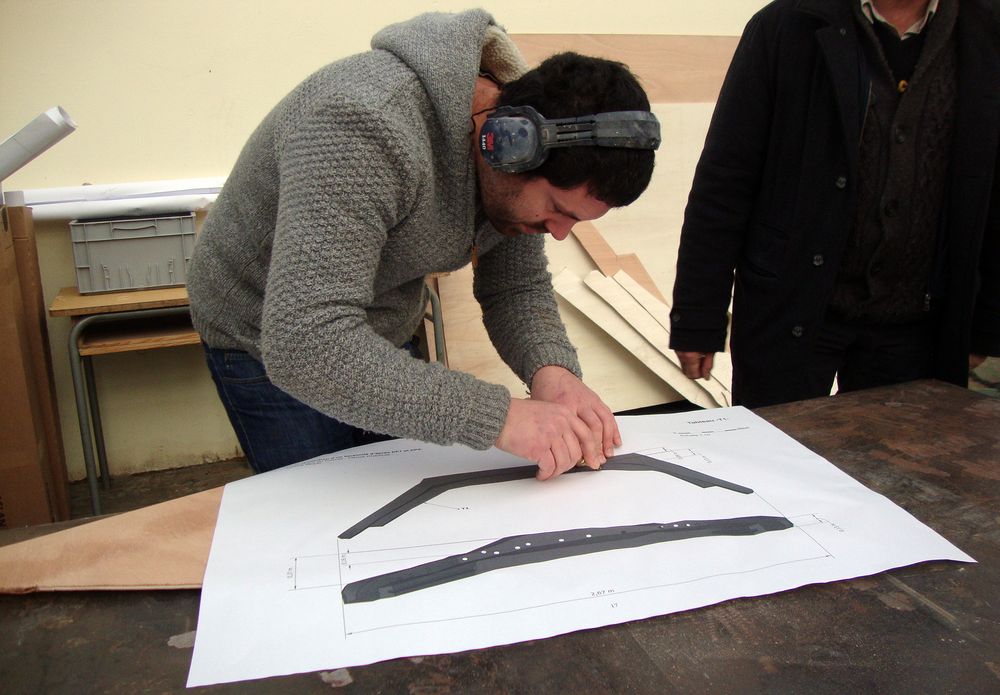 Repport du plan archéologique d'une des membrures sur un gabarit à l'échelle 1/5ème. Ce gabarit servira à tailler la membrure correspondante de la maquette du fac-similé avec le bois à disposition.