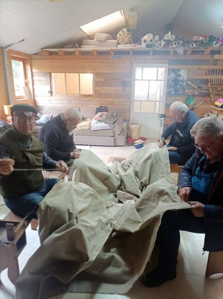 Cousage de la voile au point croisé.