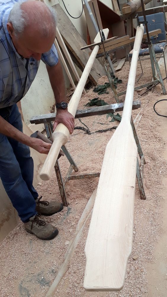 Finitions sur les rames avant la peinture.