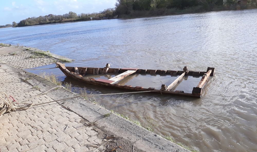 La coque a été immergée plus de 3 mois dans la Charente pour que le bois reprenne sa forme avant de passer à la phase du calfatage et du goudronnage.