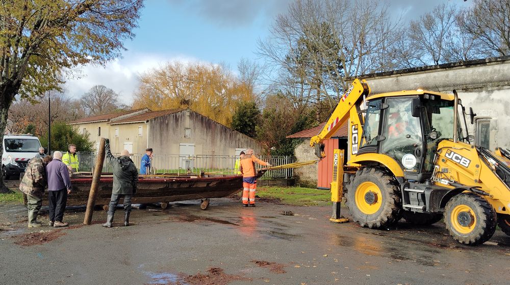 Posée sur des rondins en profitant de la marée descendante qui découvre la cale, la Mona a été hissée sur le quai face au club nautique.