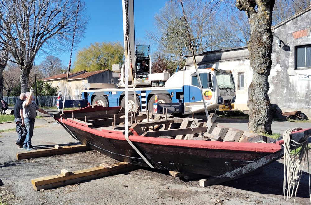 La remise à l'eau a été rapide grâce à la grue mise à notre disposition par la société Charente Levage.