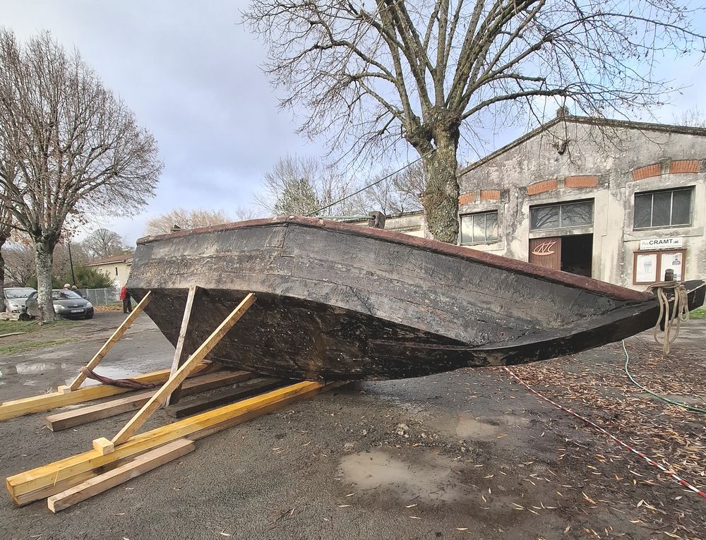 La barque a été posée sur le flanc bâbord pour traiter le flanc tribord et la sole.