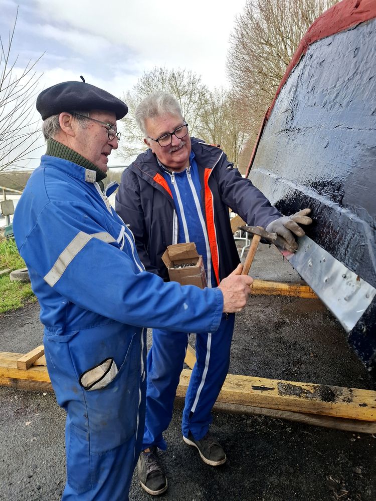 Les fissures du bouchain sont couvertes par une feuille de zinc qui sera goudronnée.