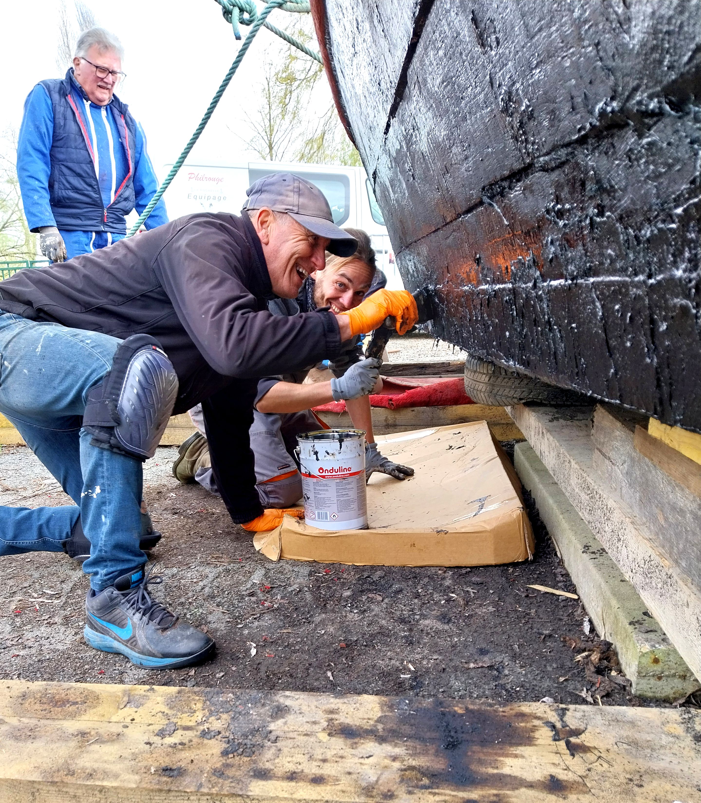 La réparation du bouchain se termine avec un regoudronnage.