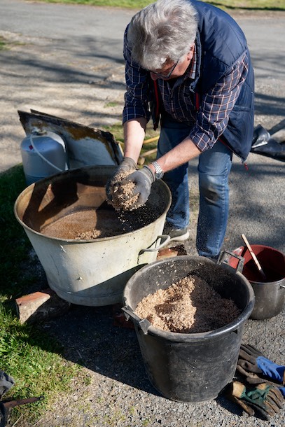 La teinture (voir la recette dans l'article &laquo; La teinture des voiles &raquo;) est préparée dans une grande bassine. © www.tessier.photos