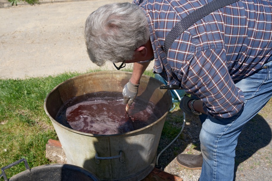 La teinture est chauffée plusieurs heures. Le temps de déjeuner tranquillement ! © www.tessier.photos