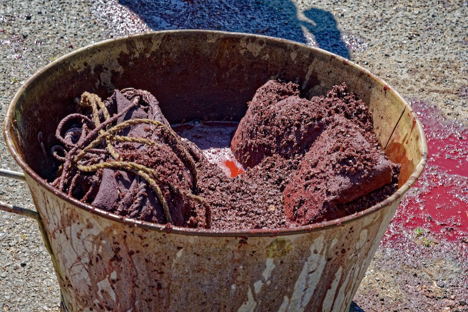 On remet la voile dans la bassine avec la teinture. Après 48 heures de trempage, elle sera rincée puis tendue pour la faire sécher.  © www.tessier.photos
