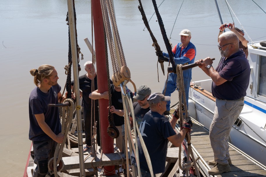 Une fois le mât redressé, il ne reste plus qu'à le haubaner : les 4 haubans sont reliés aux apotureaux et tendus grâce à une corne. © www.tessier.photos