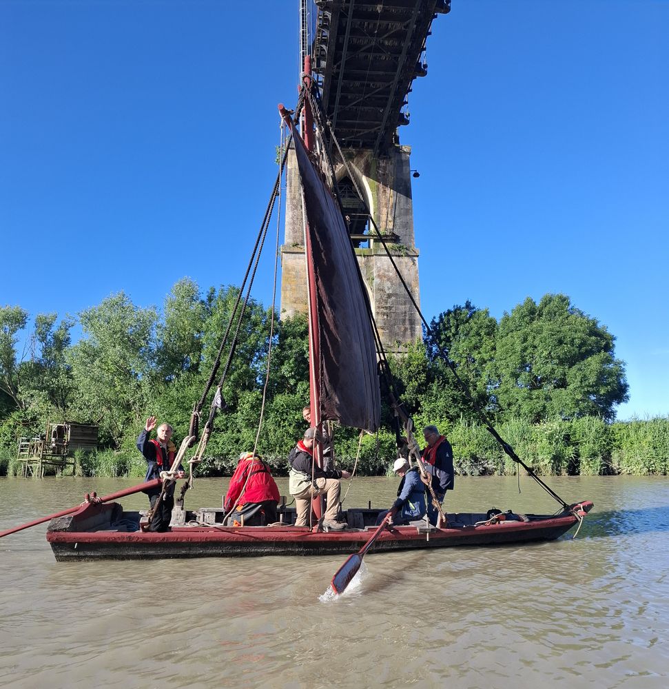 Passage sous le pont suspendu de Tonnay-Charente.